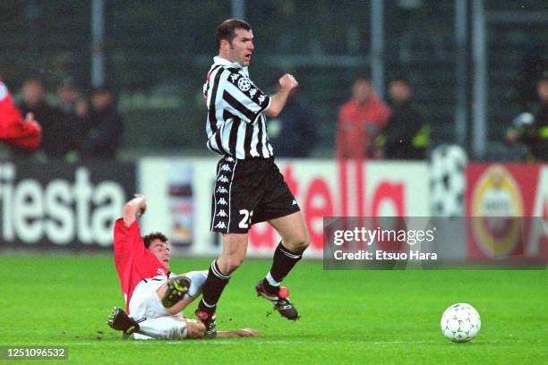 Zinedine Zidane of Juventus is tackled by Roy Keane of Manchester United during the UEFA Champions League Semi Final second leg match between...