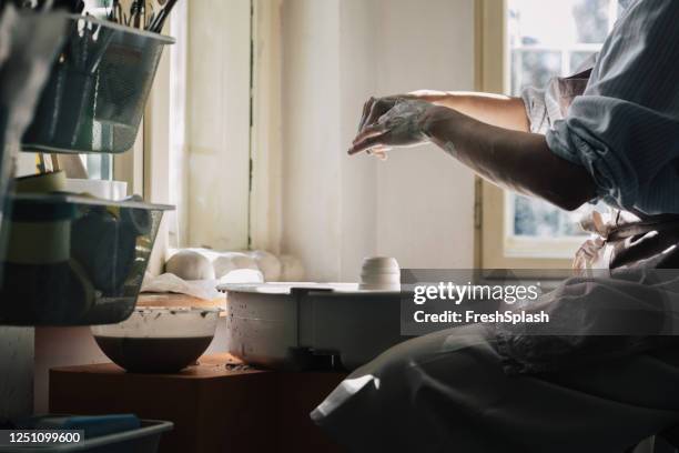 mujer potter formando arcilla - cerámica fotografías e imágenes de stock