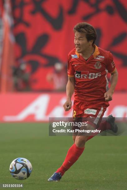 Kensuke Nagai of Nagoya Grampus dribbles the ball during the J.LEAGUE Meiji Yasuda J1 7th Sec. Match between Nagoya Grampus and Urawa Red Diamonds at...