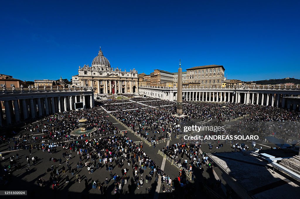 TOPSHOT-VATICAN-RELIGION-POPE-MASS-EASTER