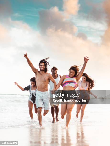 amigo de la felicidad corriendo felicidad en la playa - fat guy on beach fotografías e imágenes de stock
