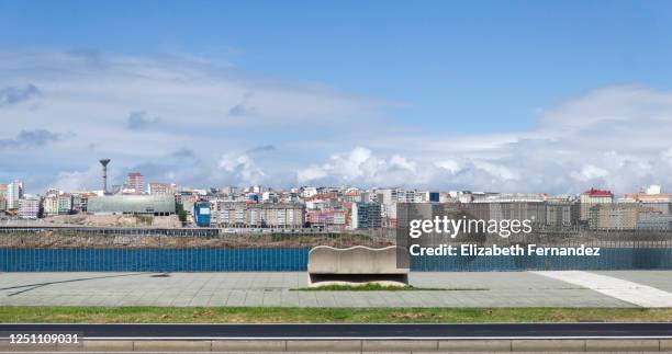 la ciudad de a coruña vista desde su paseo marítimo. riazor, galicia, españa. - 拉科魯尼亞 個照片及圖片檔