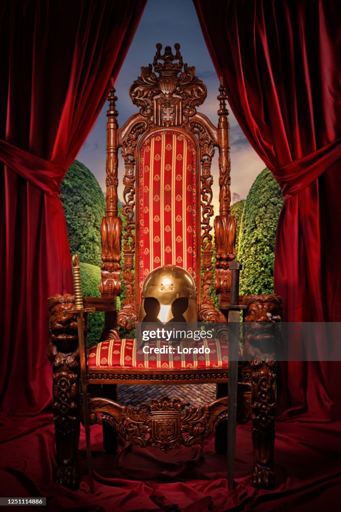 Historischer Helm auf dem Thron im Studio-Shooting