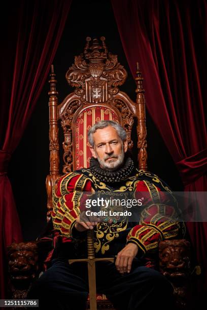 historischer könig auf dem thron im studio-shooting - könig königliche persönlichkeit stock-fotos und bilder