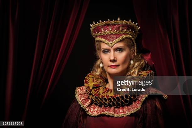 historisch blond karakter van de koningin op de troon - keizerin stockfoto's en -beelden