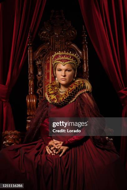 historisch blond heilig karakter van de koningin op de troon - keizerin stockfoto's en -beelden