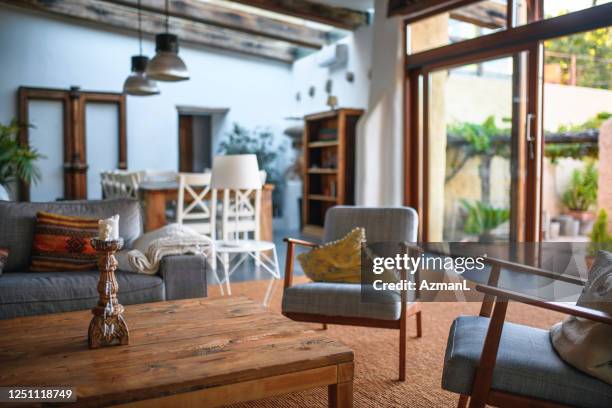 bonito salón en casa en españa - estilo boho fotografías e imágenes de stock