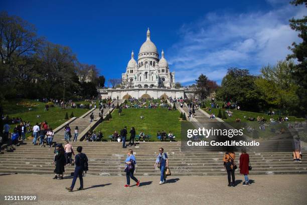 de basiliek van het heilige hart van parijs - basiliek sacre coeur stockfoto's en -beelden