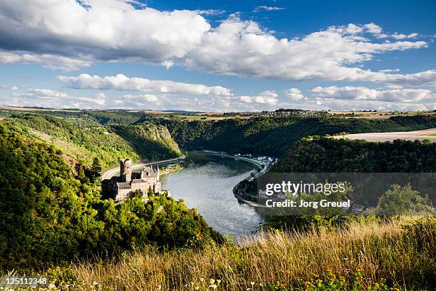 the middle rhine at st. goarshausen - burg katz fotografías e imágenes de stock