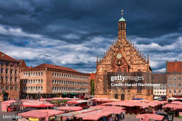 street market in front of church, nuremberg, bavaria, germany - marktplein stockfoto's en -beelden