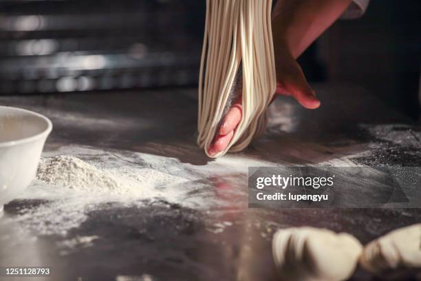 a chef making hand-pulled noodles,lanzhou - provinz gansu stock-fotos und bilder