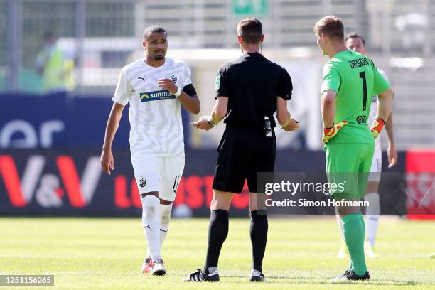 Erik Zenga of SV Sandhausen dicusses with Referee Robert Kempter after receiving a red card during the Second Bundesliga match between SV Sandhausen...