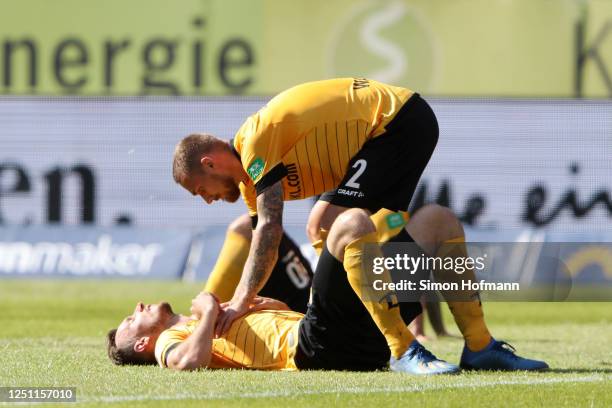 Marco Hartmann and Linus Wahlqvist of SG Dynamo Dresden look dejected following their sides defeat in during the Second Bundesliga match between SV...