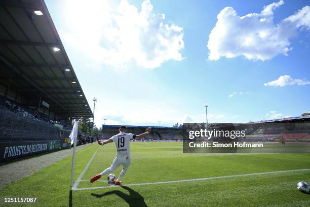 Leart Paqarada of SV Sandhausen takes a corner kick during the Second Bundesliga match between SV Sandhausen and SG Dynamo Dresden at BWT-Stadion am...