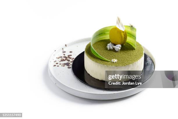 matcha tiramisu whole cake - pastry imagens e fotografias de stock