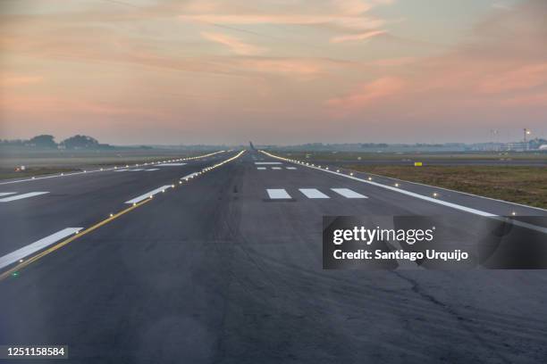 brussels airport runway at sunrise - airport tarmac stock pictures, royalty-free photos & images