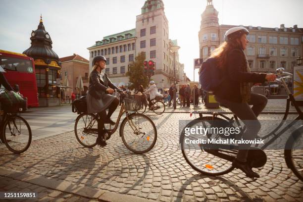 fietser in de oude stad van kopenhagen. - bicycle safety light stockfoto's en -beelden