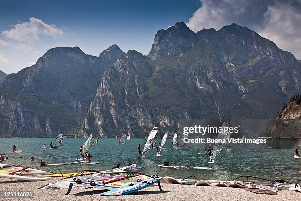 windsurfers on garda lake. - lake garda 個照片及圖片檔