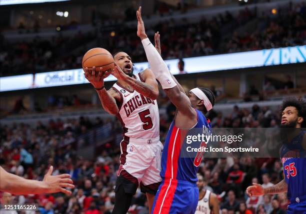 Detroit Pistons center Jalen Duren guards Chicago Bulls forward Derrick Jones Jr. During a NBA game between the Detroit Pistons and the Chicago Bulls...