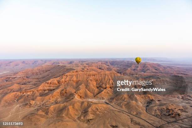 hot air baloon ride - valle de los reyes fotografías e imágenes de stock
