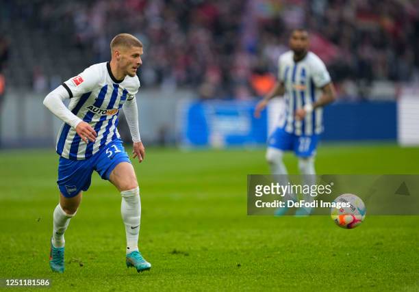 Márton Dárdai of Hertha BSC controls the ball during the Bundesliga match between Hertha BSC and RB Leipzig at Olympiastadion on April 8, 2023 in...
