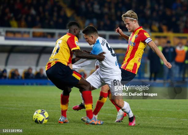 Tanguy Ndombele of SSC Napoli, Samuel Umtiti of US Lecce, Morten Hjulmand of US Lecce battle for the ball during the Serie A match between US Lecce...