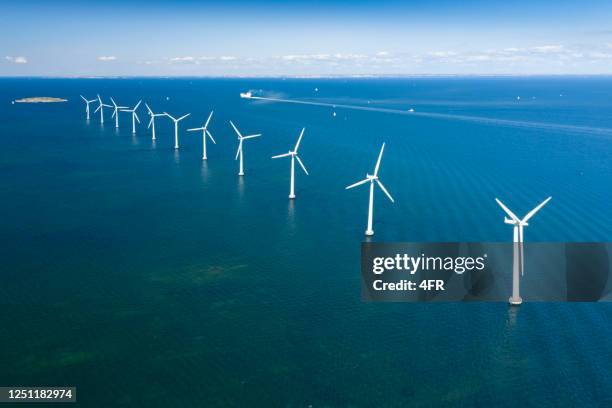 parque eólico offshore, copenhague, dinamarca - plataforma marítima - fotografias e filmes do acervo