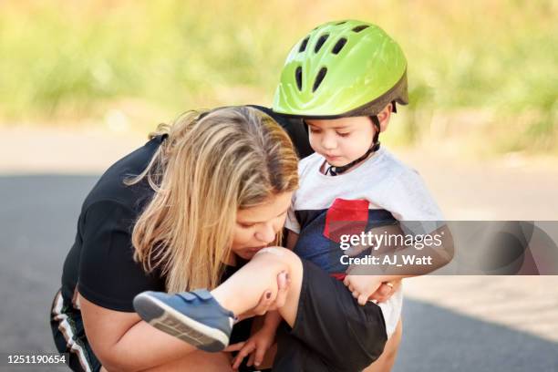 le baiser de maman rend tout meilleur - bisous photos et images de collection