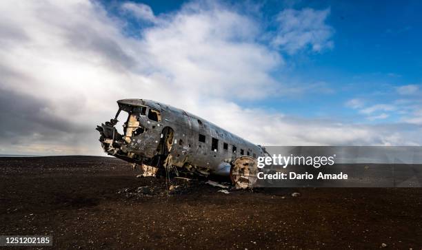 old aircraft in iceland - wrak stock-fotos und bilder