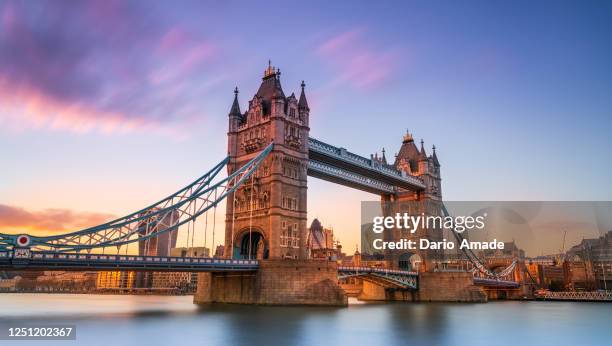 tower bridge in london - tower bridge imagens e fotografias de stock