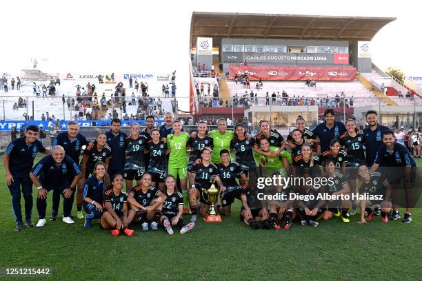 Players of Argentina pose after an international friendly match between Argentina and Venezuela at Estadio Carlos Augusto Mercado Luna on April 9,...