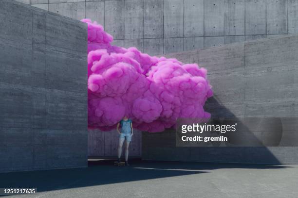 junge frau brainstorming in rosa wolke - kreativität stock-fotos und bilder