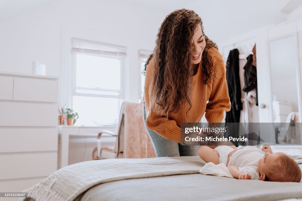 Gemischte Rasse Latin Mutter ändern ihre Baby-Windel
