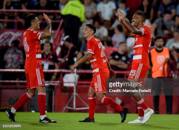 Salomon Rondon of River Plate celebrates with teammates Rodrigo Aliendro and Enzo Pérez after scoring the team´s second goal during a Liga...