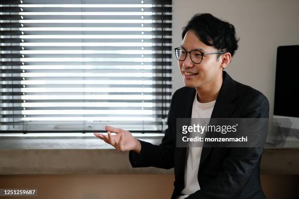 asiatischer kreativer im interview - japanischer abstammung stock-fotos und bilder