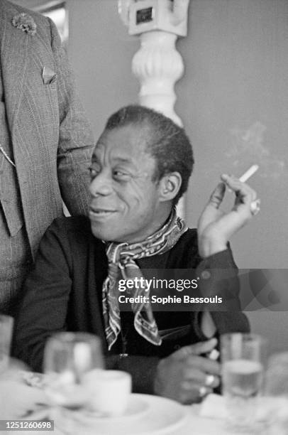 écrivain américain James Baldwin lors d'un déjeuner à Paris.