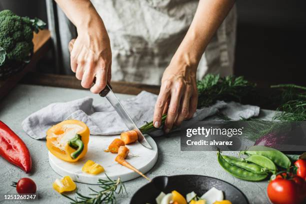 frau bereitet essen zu - gemüse kochen stock-fotos und bilder