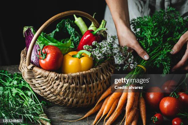 verduras orgánicas y saludables - canasta fotografías e imágenes de stock