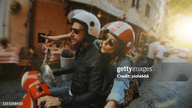 selfie scooter fahren: auf dem motorrad im zentrum von rom - rome italy stock-fotos und bilder