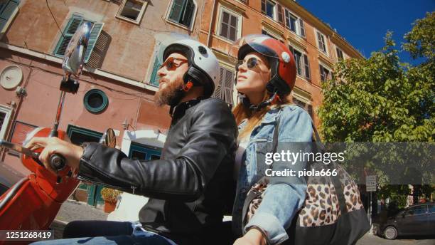 selfie scooter équitation: sur la moto dans le centre de rome - moto humour photos et images de collection