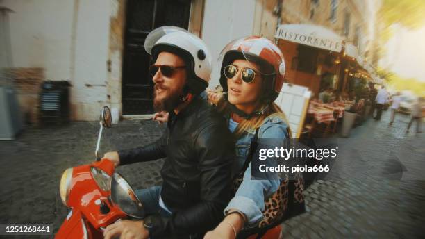 selfie scooter fahren: auf dem motorrad im zentrum von rom - roller fahren stock-fotos und bilder