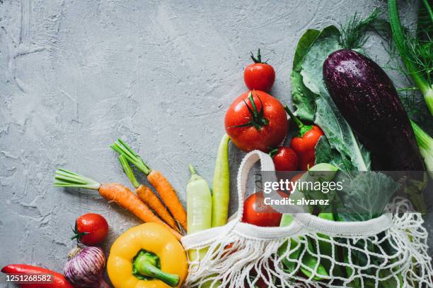 frisches gemüse auf grauem hintergrund - veganes essen stock-fotos und bilder