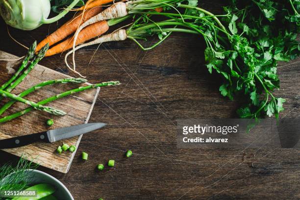 schneiden von gemüse für die salatzubereitung - kitchen bench from above stock-fotos und bilder