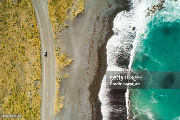 vista dall'alto di mare, onde e strada. - ripresa di drone foto e immagini stock