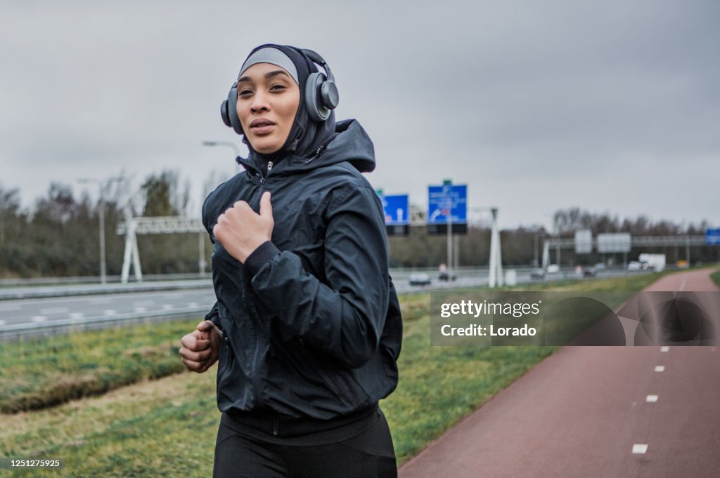 Hermosa atleta femenina que lleva un hiyab deportivo