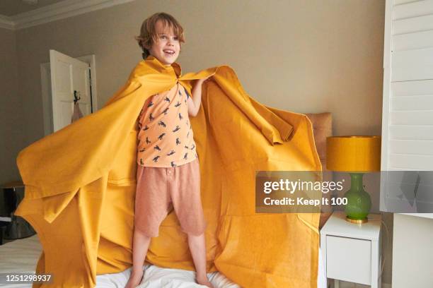 child wearing blanket as a superhero cape - improvisado - fotografias e filmes do acervo