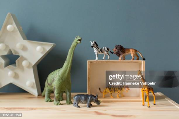 animal playing toys - kinderkamer stockfoto's en -beelden