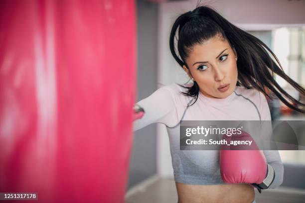 de vrouwenopleiding van de geschikte vrouw met een ponszak - roze handschoen stockfoto's en -beelden