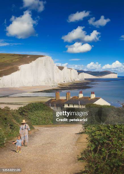 seven sisters country park höga vita kritklippor, east sussex, storbritannien - beach cottage bildbanksfoton och bilder