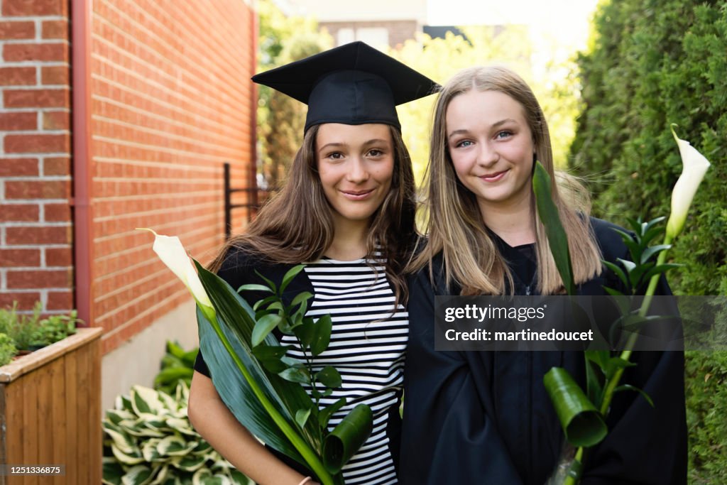 Teenage Mädchen Abschluss von Grundschule Porträt im Hinterhof.
